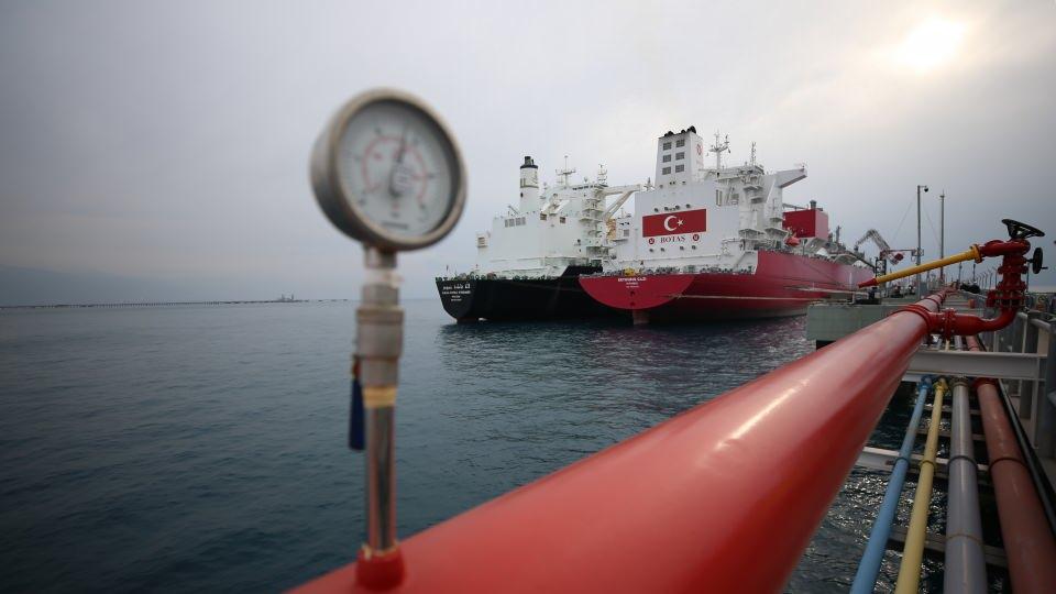 <p>Anadolu Ajansı, BOTAŞ'ın Dörtyol terminalinde bulunan Ertuğrul Gazi FSRU'ya Cezayir'den gelen geminin LNG aktarımını ve EgeGaz LNG Terminali'ne ABD'den gelen LNG gemisinin boşaltım işlemini görüntüledi.</p>
<p> </p>