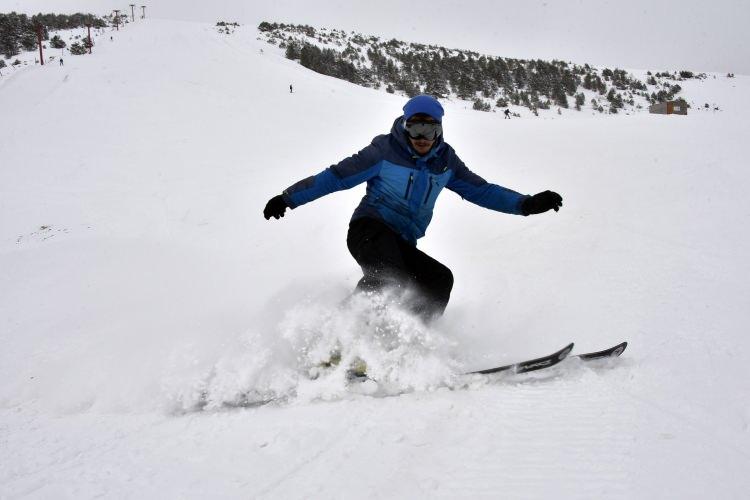 <p>Kayak pistlerinde ise hem acemiler hem profesyonel sporcular adrenalini en yüksek sporlardan olan kayak sporcunu icra etti, çocuklar kayak öğrendi.</p>