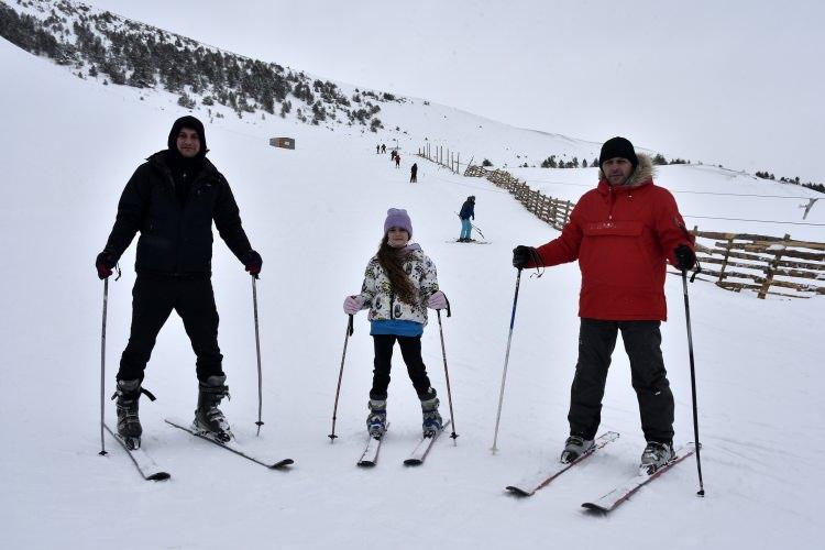 <p>Tatilin son gününde de hem Gümüşhane hem Trabzon hem de bölge illerinden Zigana dağına akın eden 7’den 70’e vatandaşlar kayak yaptı, kızakla kaydı, kar motoru turlarıyla eşsiz manzaranın tadını çıkardı. Hayatında ilk kez kar görenler Arap turistleri de çocuklarıyla birlikte alanda doyasıya eğlendi.</p>