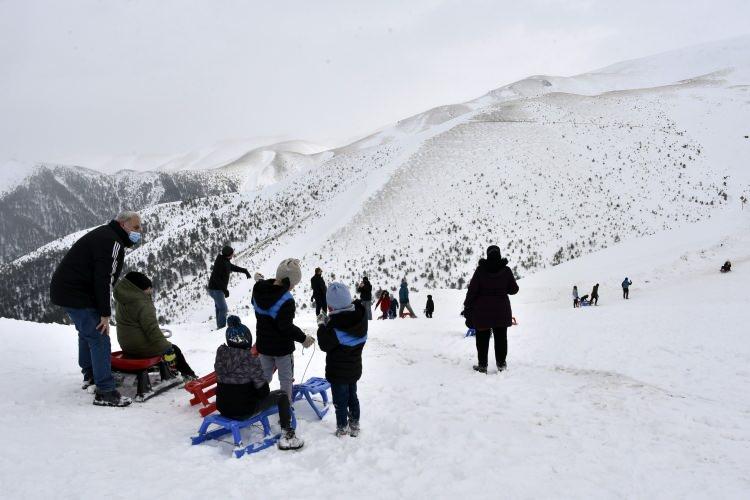 <p>Zigana Gümüşkayak Kayak Merkezinin Gümüşhane ve Trabzon’a 50 dakika mesafede, Gümüşhane-Trabzon karayoluna sadece 3 kilometre mesafede olması nedeniyle ulaşılabilirliğinin çok yüksek olduğunu kaydeden tesis işletmecisi Abdullah Eroğlu: </p>