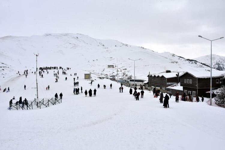 <p>Kayağa yeni başlayanlar için iki adet baby-lift ve 600 metre uzunluğunda telesiyejle ulaşılabilen bin 200 metreye çıkarılan pistin bulunduğu kayak merkezinde 150 yatak kapasitesi, toplantı salonu, kafeterya, restoran ve kayak odasıyla hizmet verdiklerini söyledi.</p>