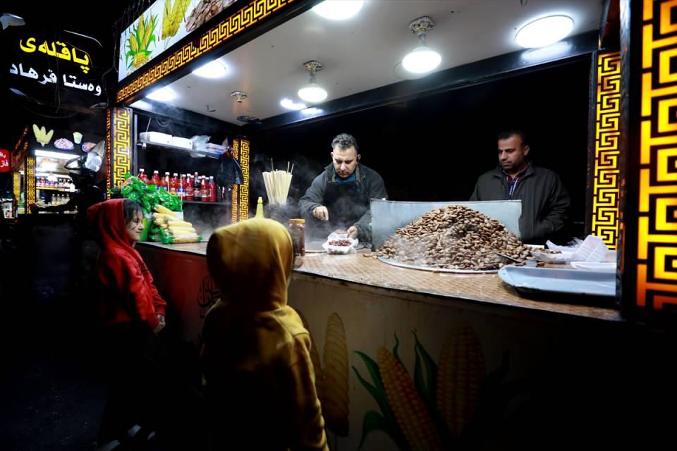 <p>Irak'ın Erbil kentinde yeme-içme kültürünün önemli bir parçasını oluşturan sokak lezzetlerinin arasında, özellikle kış mevsiminde halkın ve kente gelen turistlerin atıştırmalık olarak çokça tükettiği sıcak şalgam ve bakla öne çıkıyor.</p>