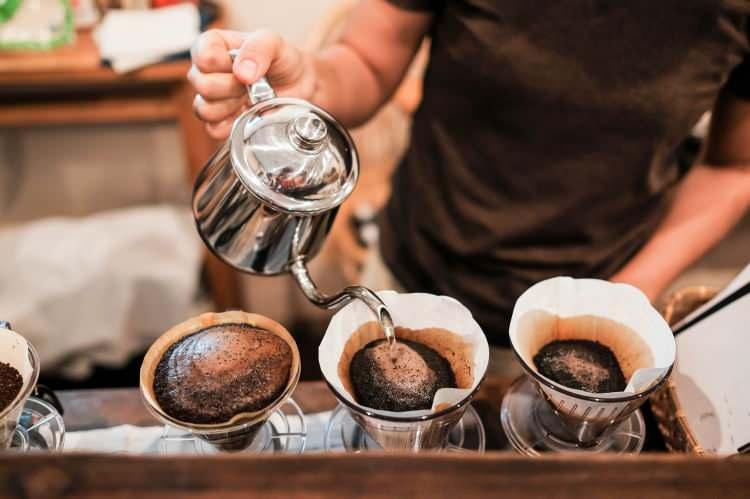 <p><strong>İngiltere'de bir sağlık merkezindeki bilim insanları yaklaşık 500 bin kişi üzerinde yaptığı kahve testinin sonuçlarını açıkladı. Bilim insanları araştırmalarında dipnotlar düştü. Kronik hastalığı olmayan kişiler dışında kahvenin insan sağlığı üzerinde olumlu etkileri olduğu açıklandı. </strong></p>

