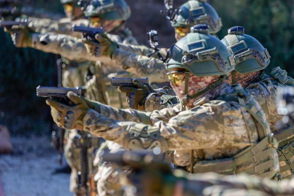 <p><strong>Meskun mahal eğitimleri nefes kesiyor</strong></p>

<p>Komandalar, ihtisas kursu kapsamında meskun mahal (yerleşim birimi) operasyonlarına ilişkin titiz bir eğitimden geçiriliyor. Oluşturulan meskun mahal eğitim alanlarında operasyona çıkan komandolar, teröristlerin bulunduğu evlere başarıyla girip hedefleri hızlı bir şekilde yok ediyor.</p>
