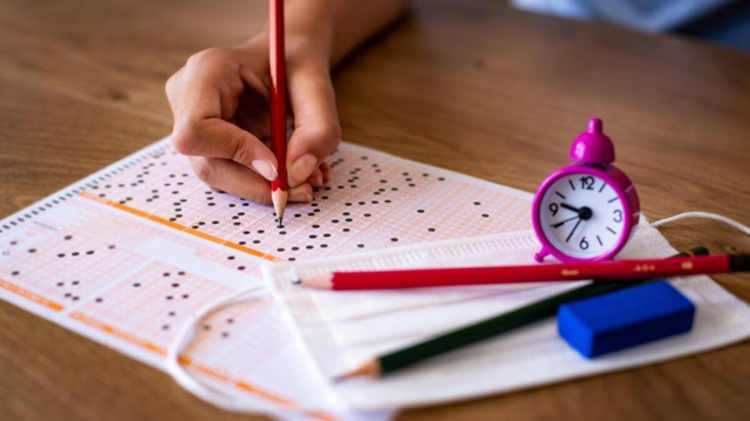 <p><strong>Yıllardır uygulanan baraj uygulaması tarihe karıştı</strong></p>

<p>Bu yıl da benzer başvuru sayılarının beklendiği YKS adaylarını ilgilendiren önemli bir düzenleme haberi YÖK tarafından dün akşam kamuoyu ile paylaşıldı. Bu düzenlemelerden en önemlisi uzun yıllardır uygulanan üniversite baraj puanlarının kaldırılmasına ilişkin oldu. YÖK'ün bu açıklamasıyla üniversite sınavına başvuru yapan 2,5 milyon dolayındaki aday arasından puanı hesaplananların tümü, artık üniversite tercihi yapabilir hale geldi.</p>
