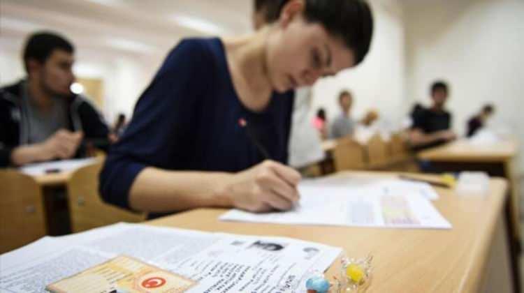 <p><strong>3- Hangi adayların TYT ve AYT sınav puanları hesaplanacak?</strong></p>
<p>TYT sınav puanının hesaplanması için temel matematik testi veya Türkçe testinden 0,5 veya daha fazla ham puan almış olma şartı uygulanmaya devam edecek. TYT puanı olmayan veya TYT puanı hesaplanmayan adayların, AYT veya YDT'ye girmiş olsalar da SAY, SÖZ, EA ve DİL puanları hesaplanmayacak.</p>
<p>SAY, SÖZ ve EA puan türündeki sınav puanlarının hesaplanması için gerekli olan ilgili puan türüne ilişkin AYT'deki iki testin en az birinden 0,5 veya daha fazla ham puan almış olma şartı ile DİL puan türündeki sınav puanının hesaplanması için gerekli olan Yabancı Dil Testi'nden 0,5 veya daha fazla ham puan almış olma şartı uygulanmaya devam edecek.</p>