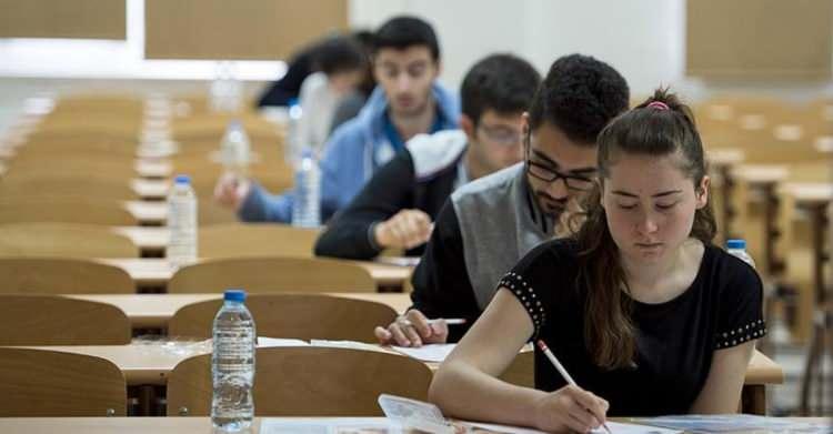<p><strong>4 - Özel yetenek sınavıyla öğrenci alan üniversite programlarında uygulama nasıl olacak?</strong></p>
<p>YÖK'ün düzenlemesinden önceki uygulamada, özel yetenek sınavıyla öğrenci alan yükseköğretim programlarına başvurabilmek için de TYT puanının 150 ve üzeri olması gerekiyordu.</p>
<p>2022 YKS'den itibaren özel yetenek sınavıyla öğrenci alan yükseköğretim programlarına başvurabilmek için adayın TYT puanının hesaplanması gerekecek. Yani özel yetenek sınavı sonucu yükseköğretim programlarına yerleştirme işlemine alınacak tüm adayların 2022-YKS'ye başvuru yapmaları zorunlu olacak.</p>
<p>Ayrıca, özel yetenek sınavında taban puan şartı aranıp aranmamasına, aranacak ise en az kaç puan almış adayların başvurabileceklerine ilgili üniversiteler karar verecek ve basın-yayın organlarıyla adaylara duyuracak.</p>