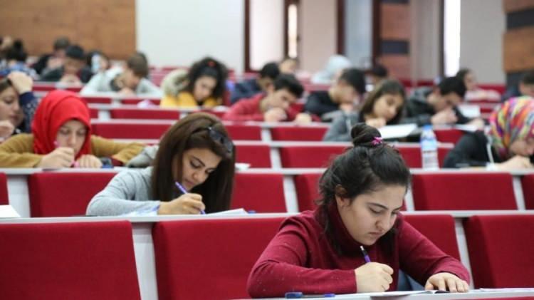 <p><strong>9- YKS'de sınav sürelerine ilişkin değişiklik var mı?</strong></p>
<p>Yükseköğretim Kurulunun dün akşamki açıklamasına göre, YKS'nin ilk oturumu ve en çok adayın katıldığı TYT'nin 135 dakika olan sınav süresi, 30 dakika artırılarak 165 dakika olarak uygulanacak.</p>
<p>YKS'nin ikinci oturumu olan AYT ise daha önceki yıllarda olduğu gibi 180 dakika, üçüncü oturum olan YDT ise 120 dakika olarak uygulanmaya devam edecek.</p>