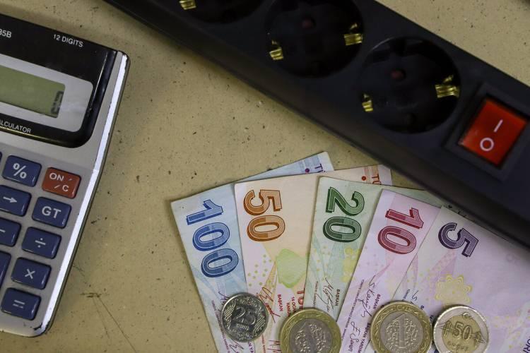 <p>“06.00-17.00 arası gündüz dönemi, elektriğin en pahalı olduğu zaman dilimi 17.00-22.00 arası puant dönemi ve elektriğin en ucuz olduğu zaman dilimi 22.00-06.00 arası gece dönemidir."</p>
