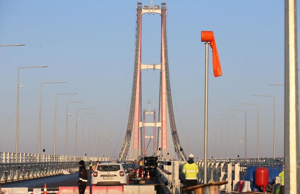 <p><strong>Ulusal ve uluslararası turizm canlanacak</strong><br />
<br />
Avrupa ülkeleri, Balkanlar ve özellikle Yunanistan ve Bulgaristan ile ticari ilişkilerin yanı sıra kültürel etkileşim de olumlu etkilenecek. Kınalı - Tekirdağ - Çanakkale - Savaştepe Otoyolu’nun, Gebze-İzmir Otoyolu’na bağlanması ile İzmir, Aydın, Antalya gibi turizm merkezlerinin Avrupa ülkeleri ile arasındaki mesafe kısalacak ve turizm sektöründe gelişme sağlanacak.</p>

