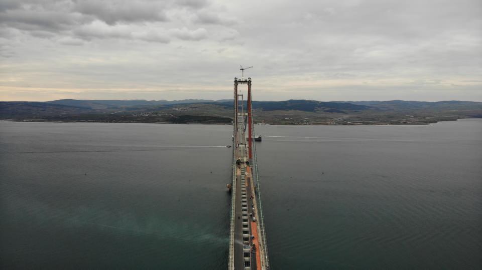 <p>Bu sayede, Asya ve Avrupa yakalarını birbirine bağlayacak olan boğaz köprüsünde karşıdan karşıya geçiş süresi 6 dakikaya inecek.</p>
