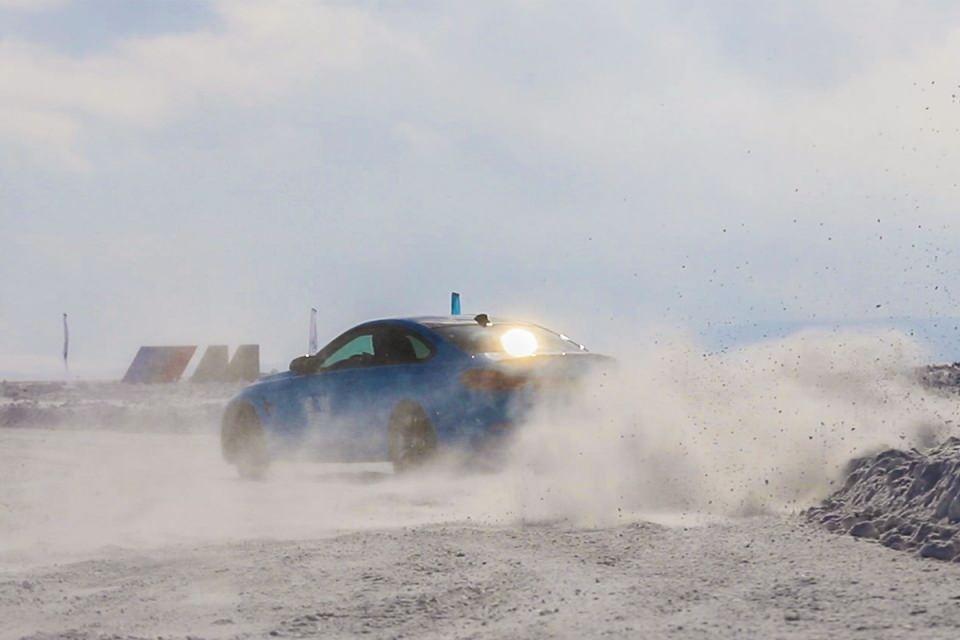 <p>Borusan Otomotiv Motorsport (BOM), yüzeyi tamamen buz tutan Çıldır Gölü üzerinde özel sürüş eğitimi gerçekleştirdi. Çıldır Gölü üzerinde son 7 yıldır gerçekleştirilen organizasyonda BOM'un şampiyon sürücüleri, katılımcılara güvenli sürüş eğitiminin yanı sıra eğlenceli ve adrenalin dolu bir deneyim yaşattı.</p>