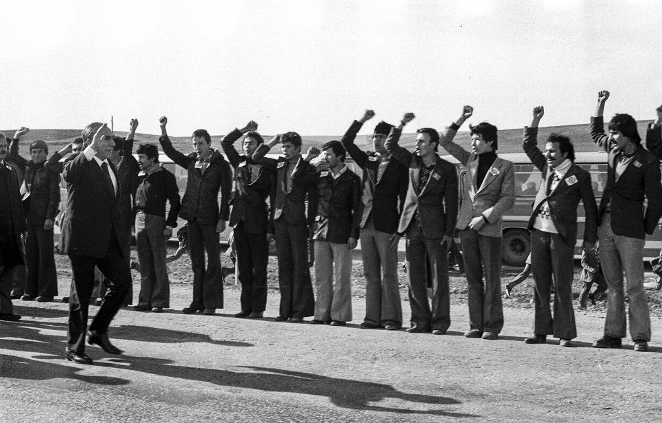 <p>MHP Genel Başkanı Alparslan Türkeş, 15 Nisan 1979'da miting için gittiği Yozgat'ın girişinde ülkücüler tarafından karşılanmıştı. </p>
