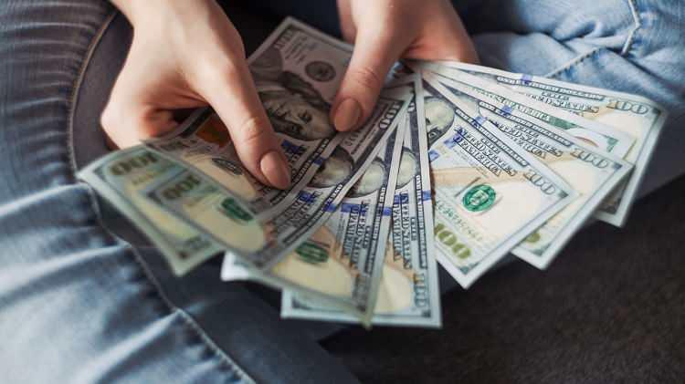 <p>Tasarruf sahipleri, vade sonunda kurlardaki artış faiz gelirinin/kâr payının üzerinde oluşursa aradaki farkı alacaklar. Tersi durumda yani kurlarda aşağı yönlü bir hareket olması halinde ise faiz/kâr payı geliri elde etmeye devam edecekler.</p>
<p> </p>