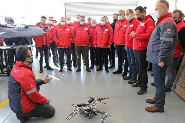 <p>Kızılay olarak kan operasyonları gerekse acil ve afet durumlarında İHA kullanmak istiyoruz. Araçla ulaşılamayan bir yere oradaki operasyonu yapmak için malzeme taşınması gerekecek veya herhangi bir yaralıya kan bağlanması gerekebilir onu İHA ile ulaştıracağız. Gerek afet ve acil durumlarda İHA kullanımını planlıyoruz" dedi.</p>