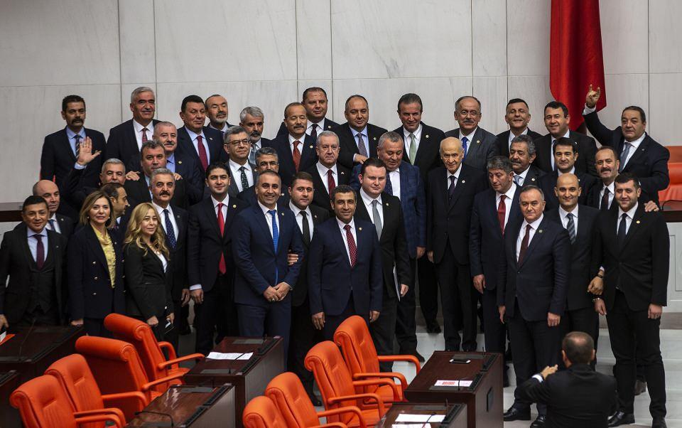 <p>MHP tüzüğü, olağanüstü kongrelerde genel başkan seçimine izin vermediği için tüzük tadilatı kongresi düzenleyerek, arkasından genel başkan seçmek isteyen muhalifler, birlikte hareket ederek kayıtlı bin 232 delegeden imza toplamaya başladı.<br />
<br />
FOTOĞRAF: MHP Genel Başkanı Devlet Bahçeli ve MHP milletvekilleri, 21 Aralık 2019'da TBMM Genel Kurulu'ndaki 2020 Yılı Merkezi Yönetim Bütçe Kanunu Teklifi ile 2018 Yılı Merkezi Yönetim Kesin Hesap Kanunu Teklifi görüşmelerin ardından hatıra fotoğrafı çektirmişti. </p>

<p><em>​</em></p>
