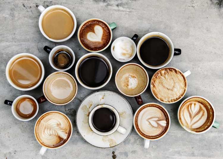 <p><strong>Çaydan sonra en çok tüketilen içecek olan kahve yüksek oranda kafein içerir. Kafein sinir hücrelerini harekete geçirerek vücudun enerji oranını artırır. Yüzyıllardır tüketildiğinden üzerine milyonlarda araştırma yapıldı. Son olarak İngiltere'de yapılan bir araştırma kahve severleri şaşkına uğrattı. Bilim insanlarının araştırmasına göre kahve ömrü uzatıyor. Kahvenin insan sağlığına etkisi var mı? Kahve ömrü mü uzatıyor?</strong></p>
