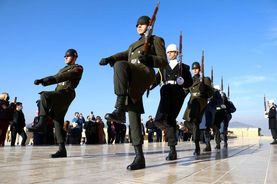 <p>Seçime müteakip Anıtkabir Komutanlığı’na katılan askerlerimiz tören takımı için tekrar bir seçime tabi tutuluyor. Bu seçim aşamasında Anıtkabir’de icra edilen törenlerin ve saygı nöbetinin manevi değerini benimseyeceğini düşündüğümüz erbaş ve erler arasından tekrar bir seçim yapıyoruz. </p>
