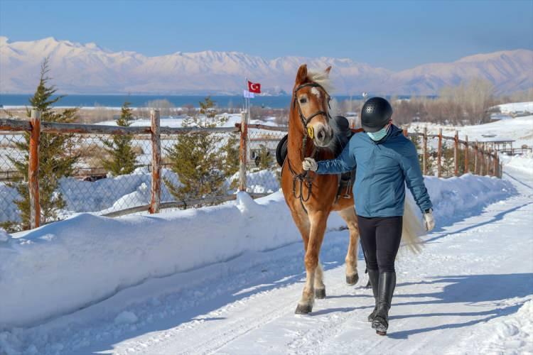 <p>Sporcu Faruk Acar da "Kar kalınlığının bir metreyi geçtiği, kış sezonunun uzun sürdüğü bu kente güzel etkinliklerin olması bizleri sevindiriyor. </p>

<p> </p>
