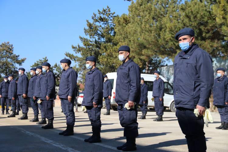 <p> Geçen yılın mart ayından bu yana Mehmetçikler için patik ördüğünü belirtti. Dört çocuk ve 9 torun sahibi 83 yaşındaki Ayşe Ertürk şu ifadeleri kullandı:</p>