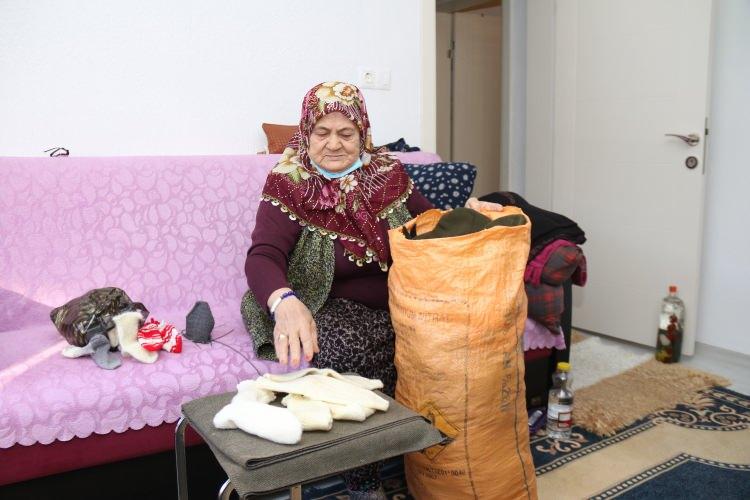 <p>“ONLAR OLMASA BIZ BURADA YAŞAYAMAYIZ”</p>
<p>Evinde sürekli örgü ördüğünü ve bir anlam ifade etmesini istediğini belirten Ertürk, patikleri Mehmetçiğe bağışlamaktan mutluluk duyduğunu dile getirdi.</p>