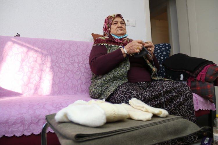 <p>Mesela ben yürüyorum, sana, ötekine veriyordum öyle kendimi avutuyordum. Daha güzel bir şey yapayım dedim. Torunumdan beni, ipleri alacağımız yere götürmesini istedim, sağ olsun o götürdü, getirdi. </p>