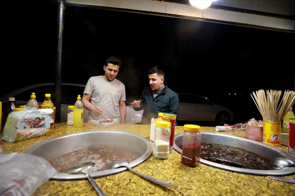 <p>Sokak lezzetlerinin çokça tüketildiği bölgeler arasında, seyyar tezgahların bulunduğu kentin en işlek noktalarından tarihi Erbil Kalesi ve Kayseri Çarşısı etrafı yer alıyor.</p>
<p> </p>