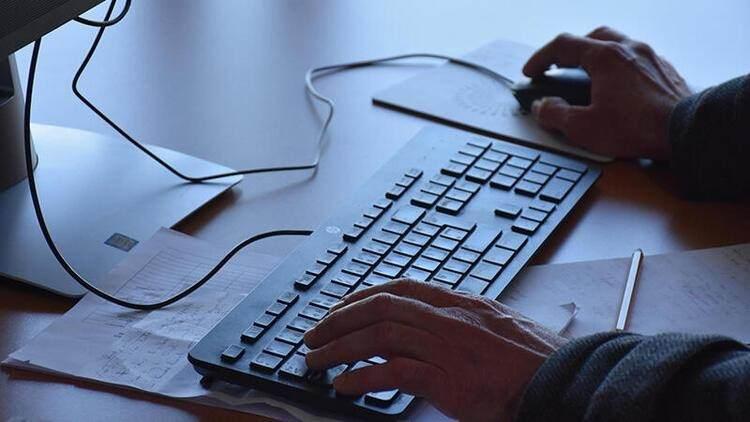 <p>Elektronik imza ile ‘bilirkisi.uyap.gov.tr/main/bilirkisi/giris.jsp’ adresinden sisteme giriş yapılarak ilk defa müracaat edecekler ‘başvuru yap’, mevcut listelerde yer alan bilirkişiler ise ‘yenileme talebi gönderme’ menüsünden işlemleri gerçekleştirebilir.</p>