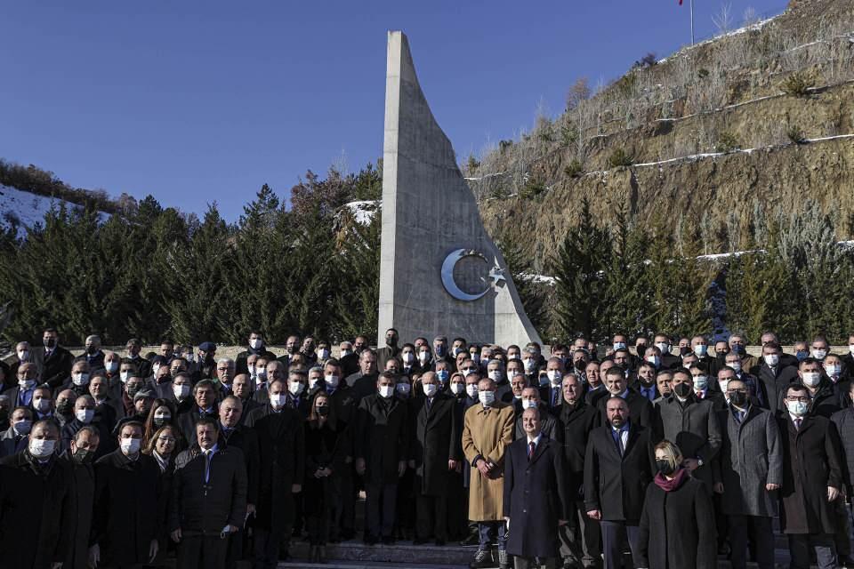 <p>MHP Genel Başkanı Devlet Bahçeli, 5 Şubat 2022'de milletvekilleri, Merkez Yönetim Kurulu (MYK) ve Merkez Disiplin Kurulu (MDK) üyelerinin katılımıyla yapılacak toplantı için Kızılcahamam ilçesine gelmişti. Bahçeli, toplantı öncesi Ülkücü Şehitler Anıtı'na ziyarette bulunmuştu.</p>