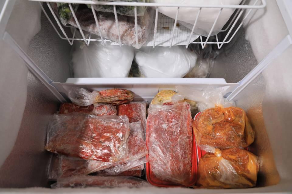 <p>Piknik tüpüne ekleme yapan Ramazan Kesmeli, gaz çıkan kısmına metal boru takarak mum gibi yaktığını belirterek, "Piknik tüp üzerine bir ekleme yaparak tüpten aydınlandık. Sobayla ısındık. Dolaplarımızdaki ürünlerimiz bozuldu. Kokmaya başladı. Çöpe gidecek hepsi" diye konuştu.</p>

<p> </p>
