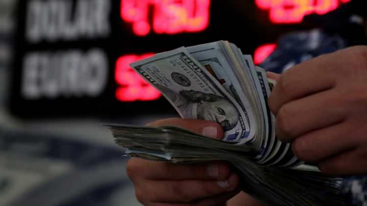 <p>24 Aralık’ta 239 milyar dolar civarı olan Döviz Tevdiat Hesapları’nın büyüklüğü 4 Şubat’ta 225 milyar dolara geriledi. Yani 1 ayda yaklaşık 13.8 milyar dolarlık bir döviz TL’ye döndü. Bu hesaplarda çözülmenin devam etmesi durumunda aşağı yönlü baskı yaşanabilir. </p>