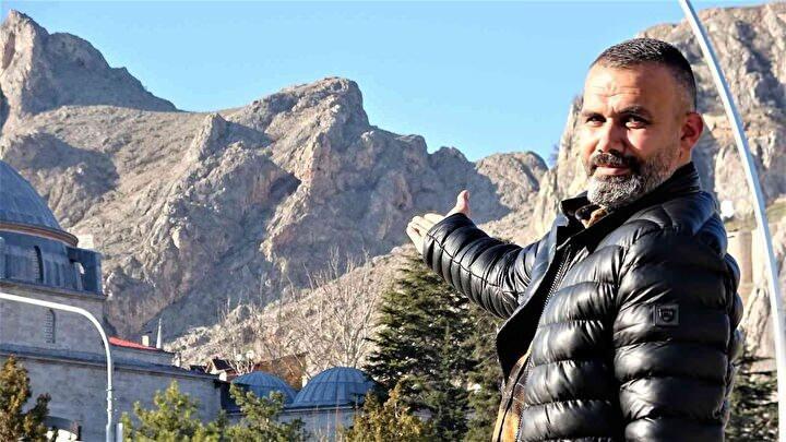 <p>Burnu, ağzı ve çenesi ile sırt üstü yatan bir insanı andıran görüntü, gün batımında daha da belirgin hale geliyor.</p>