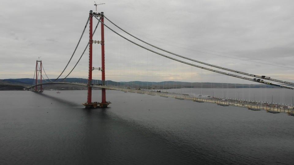 <p>Avrupa ve Asya kıtalarını Çanakkale Boğazı'nda ilk kez birbirine bağlayacak 1915 Çanakkale Köprüsü'nün temeli, Cumhurbaşkanı Recep Tayyip Erdoğan tarafından 18 Mart 2017'de atılmıştı. Aradan geçen 5 yıllık süre sonunda Malkara ile Çanakkale arasında 1915 Çanakkale Köprüsü’nü de içeren 88 kilometre otoyol ve 13 kilometre bağlantı yolundan oluşuyor.</p>

<p> </p>
