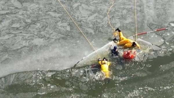 <p>Drone ile havadan da destek alan kurtarma ekipleri, gençleri buzlu sudan çıkartarak hastaneye kaldırdı.</p>
