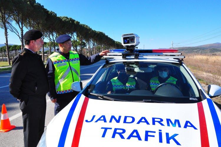 <p>Şirket mühendislerince yerli olarak geliştirilen Medar Mobil Hız Tespit Sistemi, ilk defa Manisa İl Jandarma Komutanlığı'nca kullanılmaya başlandı. Manisa-Menemen yolundaki trafik uygulama noktasında hem araç hem de seyyar olarak kurulan radar ile araç hızı, sınıfı, şeridi, lokasyonu, plaka ve araç görseli ile bunun yanında birçok önemli veri, her bir araç için tespit edilebiliyor. </p>
<p> </p>