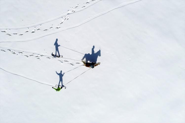 <p>İlk kez "atlı snowboard" yaptığını anlatan Emrullah Aktaş ise "Çok güzel ve sıra dışı bir etkinlik oldu. </p>

<p> </p>
