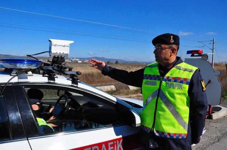 <p>İl Jandarma Komutanlığı'nca Manisa-Menemen yolunda hem araç üzerinde hem de seyyar olarak kullanılan yerli ve milli radar ile aynı anda 4 şeritteki onlarca araç eş zamanlı takip edilebiliyor. </p>
