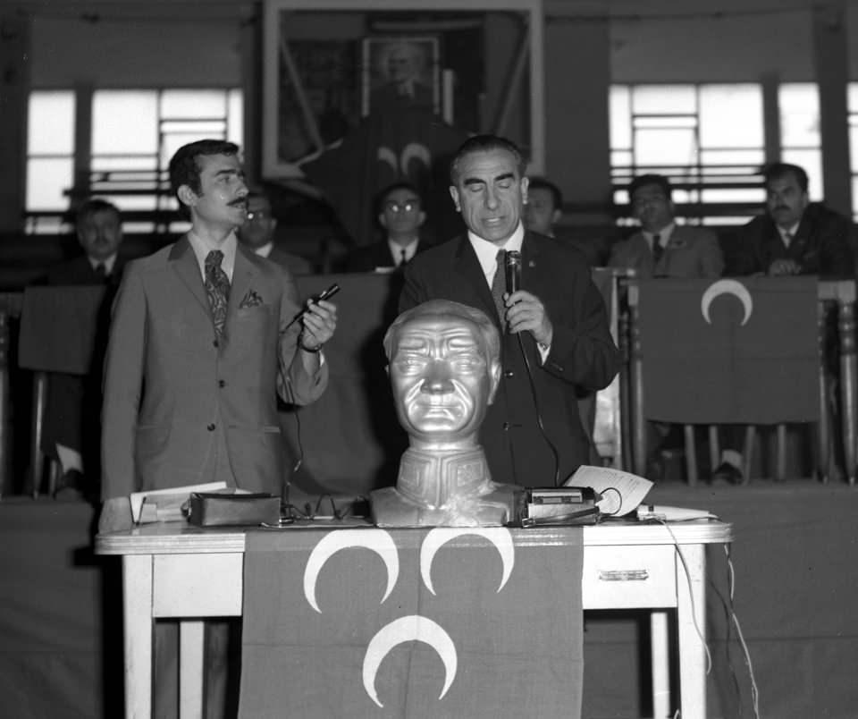 <p><strong>- 12 Eylül darbesi</strong></p>

<p>MHP, 12 Eylül 1980 darbesinin ardından kapatıldı. Partinin çizgisi, 1983'te yeni partilerin kurulmasına izin verilince Mehmet Pamak tarafından kurulan Muhafazakar Parti tarafından temsil edildi.<br />
<br />
FOTOĞRAF: MHP Genel Başkanı Alparslan Türkeş, 8 Mayıs 1971'de düzenlenen MHP 10. Genel Kurul Toplantısı'nda konuşmuştu. </p>
