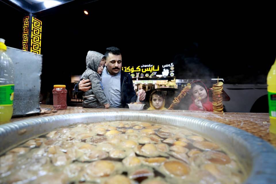 <p><strong>Nesilden nesile aktarılan meslek</strong></p>
<p>Aslen Erbil'in Tacil Mahallesi'nden olan Serkavt Hamid de kale etrafındaki seyyar tezgahında uzun yıllardır kışları sıcak şalgam ve bakla satıyor.</p>