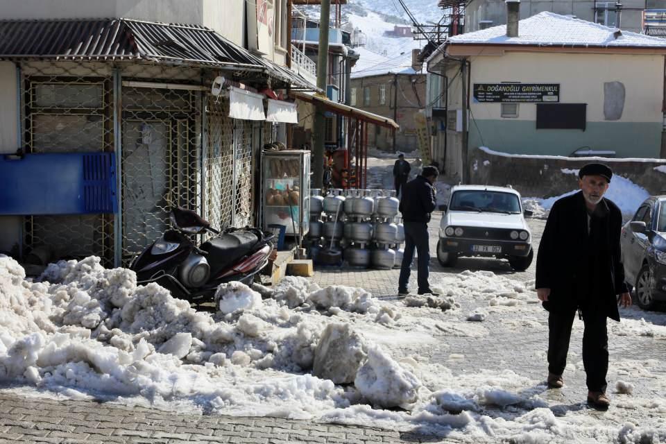 <p>​Isparta'da, 3 Şubat Perşembe günü 11 saatlik kar yağışının ardından kent genelinde elektrik kesintisi oldu. Kent genelinde yollar biriken kar nedeniyle kapanınca Ispartalılar, zorlu haftayı geride bıraktı. Günlerce elektriksiz kalan kente, dün itibarıyla enerjinin verildiği açıklandı. Kırsal bölgelerde çalışmalar sürerken, kent merkezine 20 kilometre uzaklıktaki 2 bin nüfuslu Büyükgökçeli köyünde elektriksiz 5'inci güne girildi. Köy halkı, 5 gündür kendi imkanlarıyla ısınma ve aydınlatma sorununu çözmeye çalışıyor. Jeneratör satın alanlar, kısmen sorunu çözdü ancak alamayanlar ısınmak için soba, aydınlatma için de piknik tüplerini kullanıyor.</p>

<p> </p>
