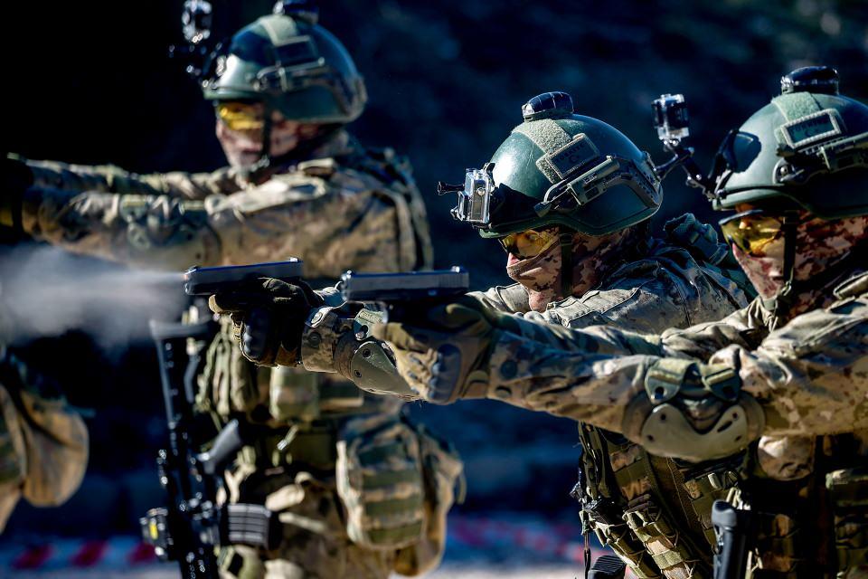 <p>Teröristlerin bulunduğu bölgelere ansızın ve hiç beklenilmeyen yerden sızan komandolar, şok baskınlarla düşmanı yok etme kapasitesine ulaştıklarını gösteriyor.</p>
<p> </p>