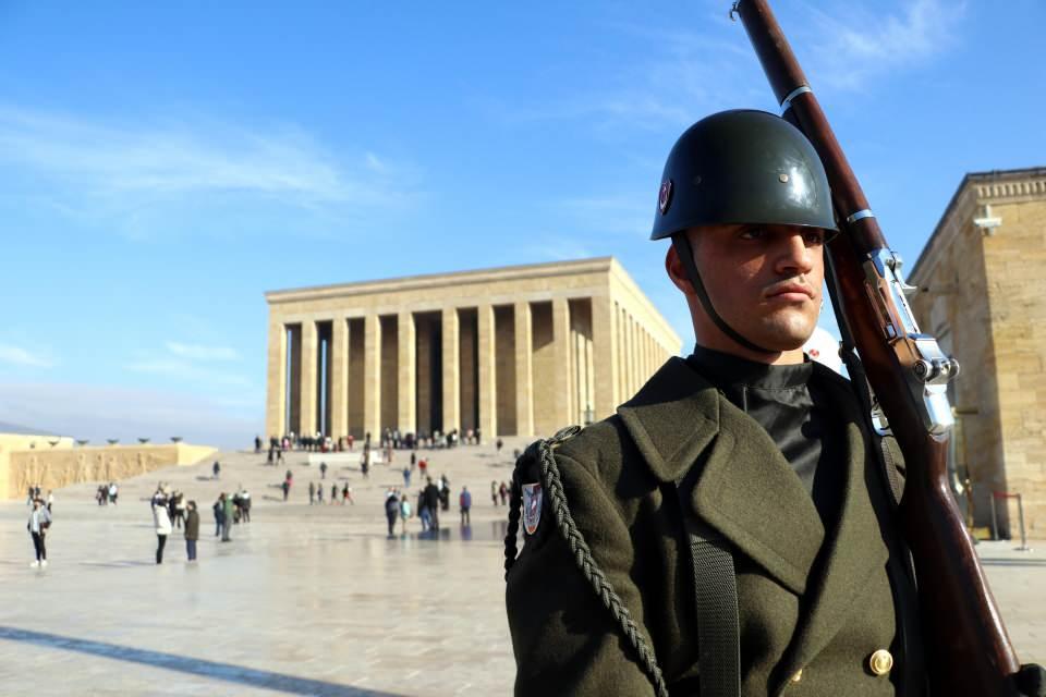 <p><strong>'ATA'MIZIN HUZURUNDA GÖREV YAPMAK GURUR KAYNAĞI'</strong></p>

<p>Anıtkabir’de görev yapan saygı nöbetçisi askerlerden Deniz Er Sinan Tekçe de "Hani bazen anlar olur ya anlatılmaz yaşanır, Anıtkabir’de görev yapmak işte böyle tarifi olmayan bir duygu. </p>
