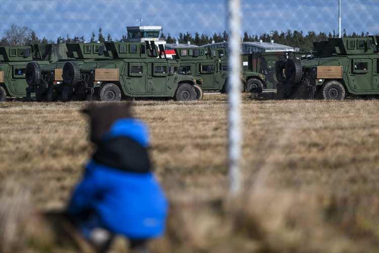 <p>RUSYA KARADENİZ'DE TATBİKAT BAŞLATACAK</p>

<p>Öte yandan Rusya Savunma Bakanlığı, 30'dan fazla savaş gemisinin Sivastopol ve Novorossiysk'teki daimi üslerinden ayrıldığını ve Kırım açıklarında tatbikat başlatılacağını duyurdu.</p>
