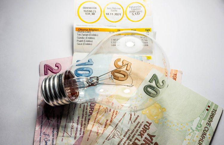 <p>Prof. Dr. Fertelli, elektrik faturalandırmalarında tek zamanlı ve çok zamanlı olmak üzere iki farklı tarife uygulandığını belirtti. </p>