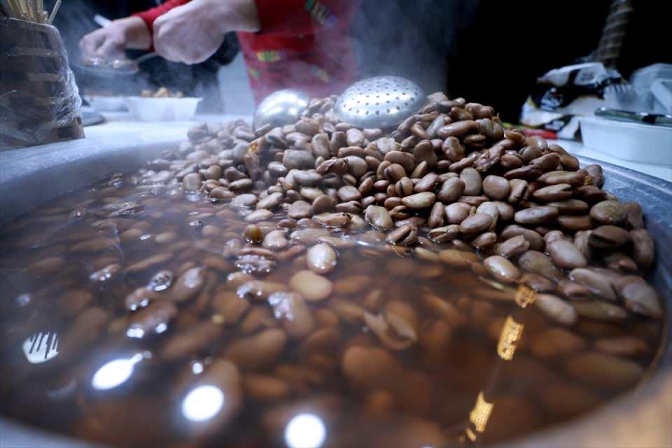 <p>Birçok daimi müşterisi olan Zeynel, baklanın bir porsiyonunu 1000 dinara, etle servis edildiğinde ise 2 bin dinara satıyor. Zeynel, günlük 100-150 adet şalgam ve bakla sattığını dile getirdi.</p>
<p> </p>
<p> </p>