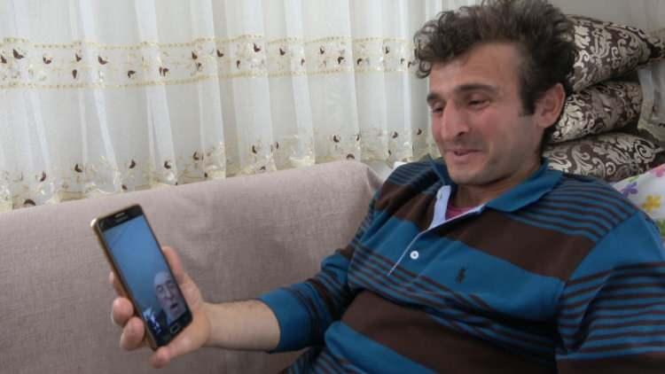 <p>Yaralanan ve elindeki balta sayesinde ayıdan kurtulan genç, cep telefonuyla arkadaşını görüntülü arayarak yardım isteyerek kurtuldu.</p>
