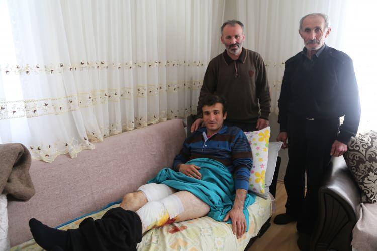 <p>Artvin’in Borçka ilçesi Camili bölgesi Efeler Köyünde oturan doğuştan işitme engelli Ersin Karadeniz, mezra evlerinin çatısında biriken karları temizlemek için köyden çıktı. Ormanlık alana geldiği sırada bir anda ayı saldırısına uğradı. Neye uğradığını şaşıran genç, saldırının refleksiyle elindeki baltayı ayıya savurarak ayıdan kurtulmayı başardı.</p>

<p> </p>
