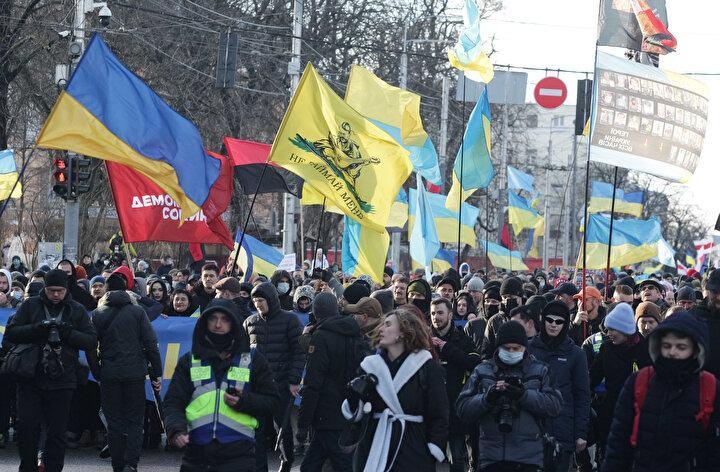<p>Ukrayna’nın başkent Kiev’de toplanan halk, Rusya'ya karşı "Ukrayna İçin Birlik Marşı" adı verilen bir gösteri düzenledi. Gösteride Rusya aleyhine sloganlar atılırken eski Sovyetler Birliği askeri Vasiliy, Rusya’nın işgali yönelik önemli açıklamalarda bulundu.</p>
