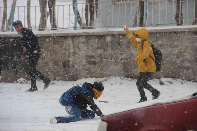 <p><strong>ISPARTA</strong></p>

<p>Isparta Valiliği'nden 5 Şubat tarihinde yapılan açıklamada ise anasınıfı, ilkokul, ortaokul, lise ve dengi okullar ile rehabilitasyon merkezleri ve kreşlerde 7 Şubat'tan itibaren 5 günlüğüne yüz yüze eğitime ara verildiği, uzaktan eğitime geçileceği açıklanmıştı. Açıklamada ayrıca kamu kurum ve kuruluşlarında çalışan engelliler ile hamile personelin de belirtilen süre içerisinde idari izinli sayılacağı bildirilmişti.</p>
