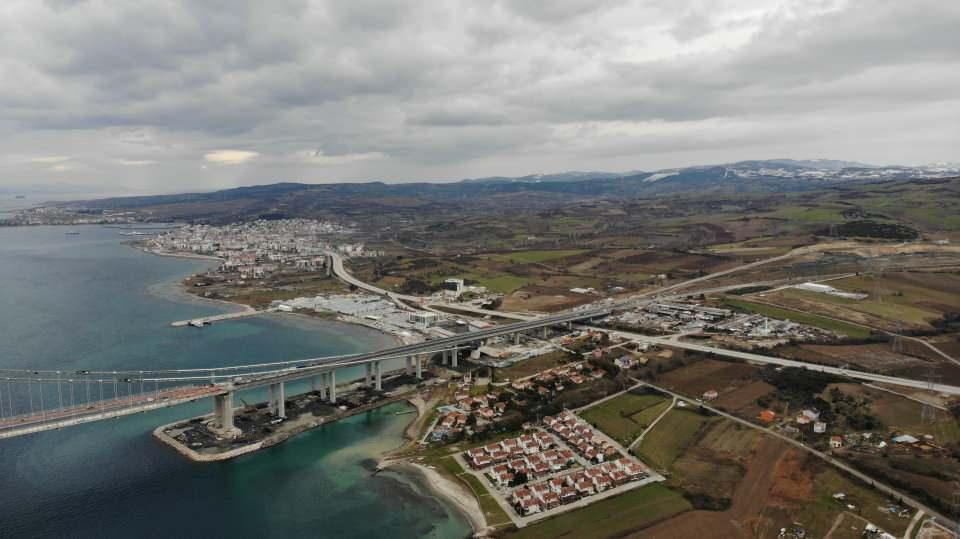 <p>Nüfusa paralel olarak artan araç sayısıyla birlikte Çanakkale Boğazı, özellikle bayram tatillerinin yanı sıra yaz aylarında yaşanan yoğunluğa bağlı olarak uzun bekleme süresiyle geçilebilirken, kış aylarında olumsuz hava koşullarının etkili olduğu günlerde ulaşımda aksamalar yaşanıyor. </p>

<p> </p>
